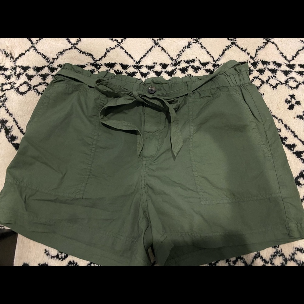Lou & Grey Olive Tie Waist Shorts